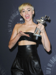 Miley Cyrus - 2014 MTV Video Music Awards in Los Angeles, August 24, 2014 - 350xHQ Kp9oNIGY