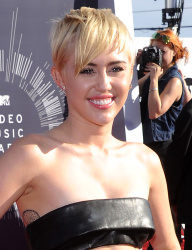 Miley Cyrus - 2014 MTV Video Music Awards in Los Angeles, August 24, 2014 - 350xHQ L8Lkt4rL