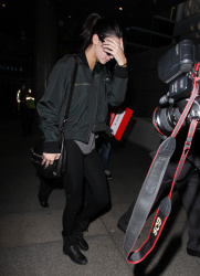 Kendall Jenner - Arriving at LAX airport, 2 января 2015 (55xHQ) LmNuzKZM