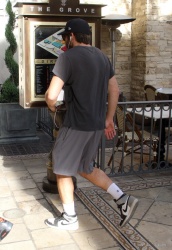 Jake Gyllenhaal - Shopping At The Grove In Los Angeles 2015.04.26 - 11xHQ LoE6f4br