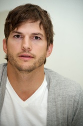 Ashton Kutcher - Ashton Kutcher - jOBS press conference portraits by Vera Anderson (Los Angeles, July 24, 2013) - 6xHQ Lyb9fxvV