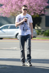 Nicholas Hoult - stopped for a quick coffee break in LA - March 17, 2015 - 9xHQ MUa7Ixl8
