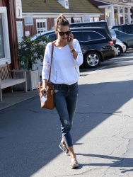 Alessandra Ambrosio - Out and about in Brentwood, 27 января 2015 (33xHQ) Mmrjp6u1