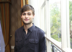 Douglas Booth - "Noah" press conference portraits by Armando Gallo (Beverly Hills, March 24, 2014) - 15xHQ NWxIEUjo