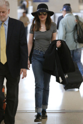 Dakota Johnson - Arriving at LAX Airport in Los Angeles, 30 января 2015 (9xHQ) NjGa7ZYJ