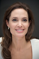 Angelina Jolie - Unbroken press conference portraits by Vera Anderson (New York, December 4, 2014) - 10xHQ NyONKkLQ