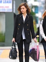 Jessica Alba - Christmas shopping with her mother in Los Angeles, 23 декабря 2010 (27xHQ) Pf62ZeBZ