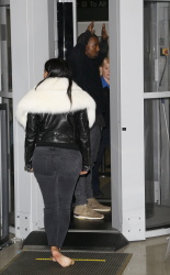 Kanye West - Kim Kardashian & Kanye West - At LAX Airport in Los Angeles, 7 января 2015 (68xHQ) QAo7Xx6V
