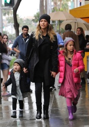 Jessica Alba - Shopping with her daughters in Los Angeles, 10 января 2015 (89xHQ) RIeSUtri
