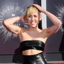 Miley Cyrus - 2014 MTV Video Music Awards in Los Angeles, August 24, 2014 - 350xHQ RjhmGSQj