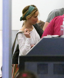 Jennifer Lawrence - arriving at LAX airport in Los Angeles, 5 января 2015 (13xHQ) S72rATcw