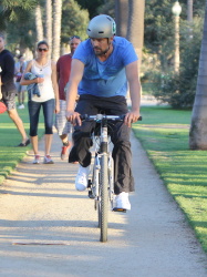 Josh Duhamel - took his son Axl for a bike ride in Santa Monica - March 7, 2015 - 32xHQ SaVr5ngE