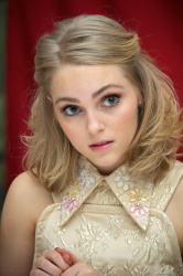 AnnaSophia Robb - The Carrie Diaries press conference portraits by Vera Anderson (New York, February 8, 2013) - 13xHQ SezYsus2