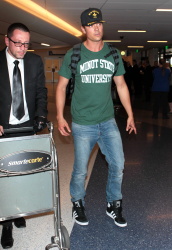 Josh Duhamel - Josh Duhamel - Arriving at LAX Airport in LA - April 23, 2015 - 24xHQ SqOcIB3X
