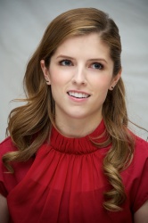 Anna Kendrick - End Of Watch press conference portraits by Vera Anderson (Toronto, September 10, 2012) - 6xHQ SyD62MRI