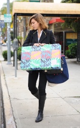 Jessica Alba - Christmas shopping with her mother in Los Angeles, 23 декабря 2010 (27xHQ) Tc0C5LNT