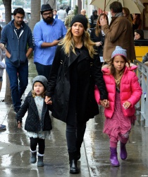 Jessica Alba - Shopping with her daughters in Los Angeles, 10 января 2015 (89xHQ) UjCb5QkP
