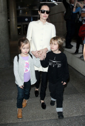 Angelina Jolie - LAX Airport - February 11, 2015 (185xHQ) VJm4cDDz