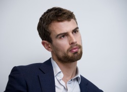 Theo James - Theo James - Insurgent press conference portraits by Magnus Sundholm (Beverly Hills, March 6, 2015) - 14xHQ VSdtMLs9