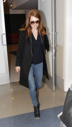 Julianne Moore - departs from Los Angeles International Airport, 16 января 2015 (19xHQ) VU1ngUCZ