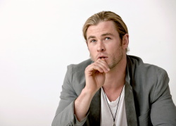 Chris Hemsworth - "The Avengers" press conference portraits by Armando Gallo (Beverly Hills, April 13, 2012) - 26xHQ VoQHANSz