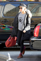 Sienna Miller - walking to a building in Midtown, New York, 15 января 2015 (39xHQ) VqUNea9L