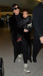 Kris Jenner - at Heathrow airport in London - March 2, 2015 (14xHQ) XWQnobpS