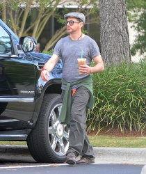 Robert Downey Jr. - leaving a Starbucks and heading to the set of 'Iron Man 3' in Wilmington on May 30, 2012 - 11xHQ XZK3lIp3