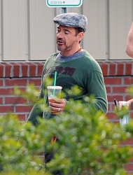 Robert Downey Jr. - leaving a Starbucks and heading to the set of 'Iron Man 3' in Wilmington on May 30, 2012 - 11xHQ Y6AM6sQl