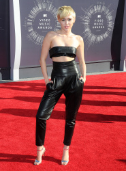 Miley Cyrus - 2014 MTV Video Music Awards in Los Angeles, August 24, 2014 - 350xHQ YEh2jGSA