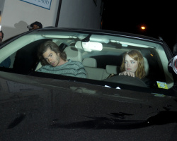 Andrew Garfield & Emma Stone - Leaving an Arcade Fire concert in Los Angeles - May 27, 2015 - 108xHQ Yxh0cmRJ