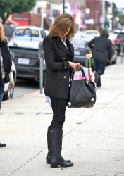 Jessica Alba - Christmas shopping with her mother in Los Angeles, 23 декабря 2010 (27xHQ) YyWnNiAm