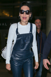 Jessie J - Arriving at LAX airport in Los Angeles - February 7, 2015 (14xHQ) Z5HzrwTe