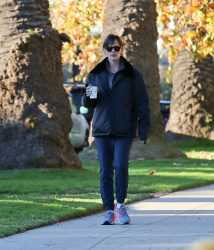 Jennifer Garner - Out and about in Santa Monica, 15 января 2015 (16xHQ) ZK9UVJBd